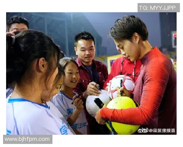 2022年足球明星机场时尚瞬间大盘点展现球场外的魅力与风采