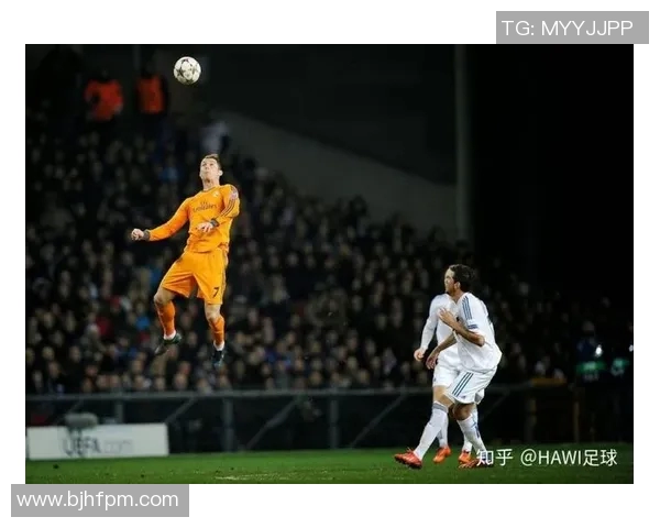 足球明星如何运用头球技巧在比赛中取得胜利的精彩瞬间分析