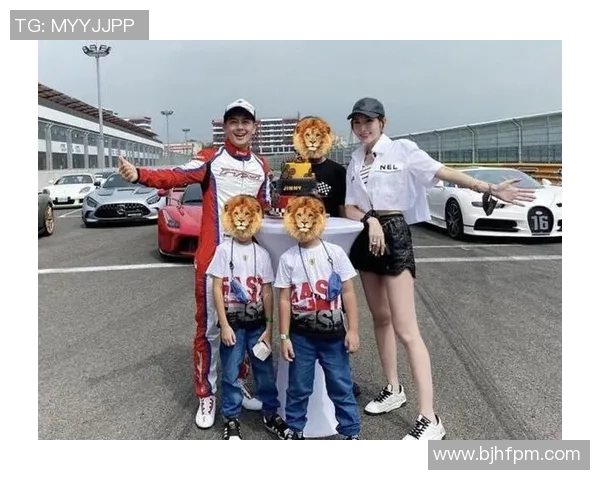 足球明星带儿子一起采访展现父子情深与运动精神